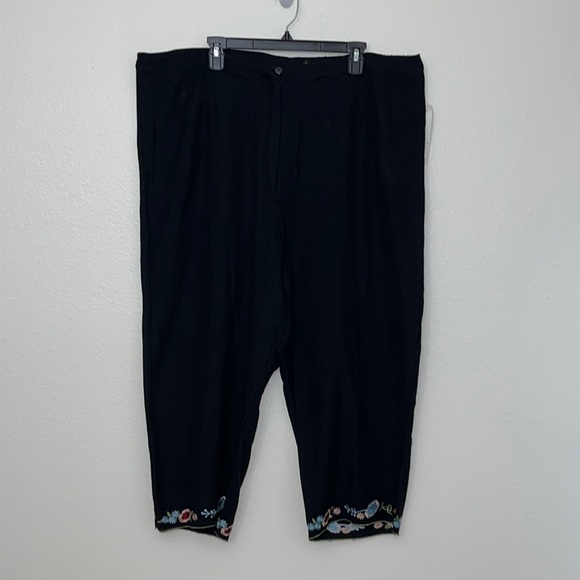 Mlle Gabrielle Womans Crop/capri Linen blend Black pants with embroidered hem 3X - Picture 2 of 16